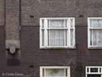 Pilaster met natuurstenen afsluiting in de vorm van een wapenschild.
              <br/>
              Corrie Groen- Pickhard, 2015-05-01